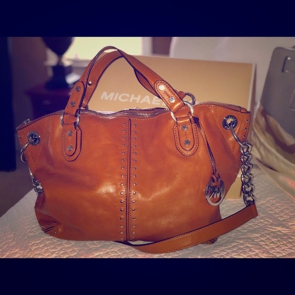 Michael Kors Brown leather bag. - Picture 2 of 6